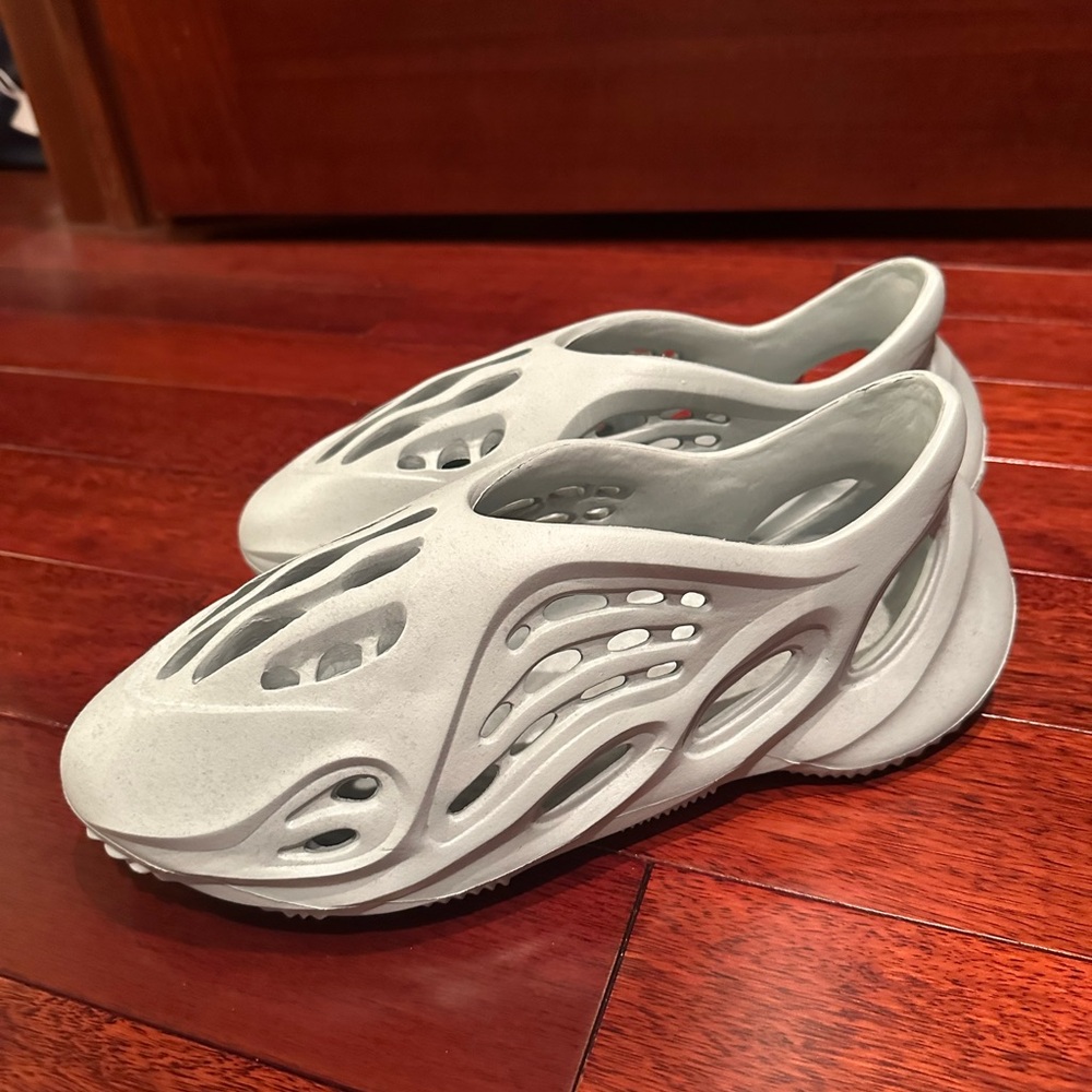 Knock-off Yeezy Foam Runners. Size: 42/43